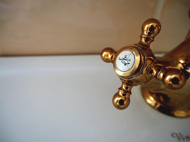 brown hot water faucet