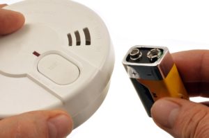 Changing the smoke detector battery